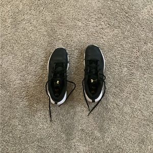 Boys 7Y under armour black shoes